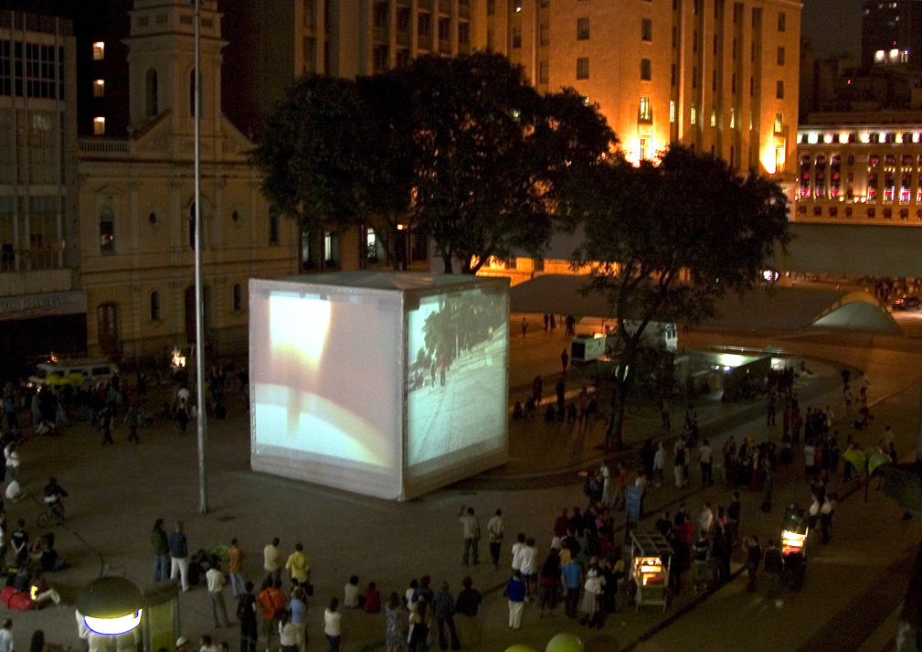 The project Cubo at Patriarca Square, in its first presentation weekend (2005)
