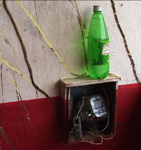 caixa-luz-com-garrafa In North of Brazil some will believe that putting a bottle of water on the top of a electricity clock will drop