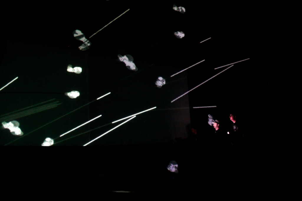 VIVO ARTE MOV - "Da obsolência programada em 3 atos" com Lucas Bambozzi, Jarbas Jácome e Paulo Beto no palco live image. 13/11/2009. FOTO ÉLCIO PARAÍSO/BENDITA