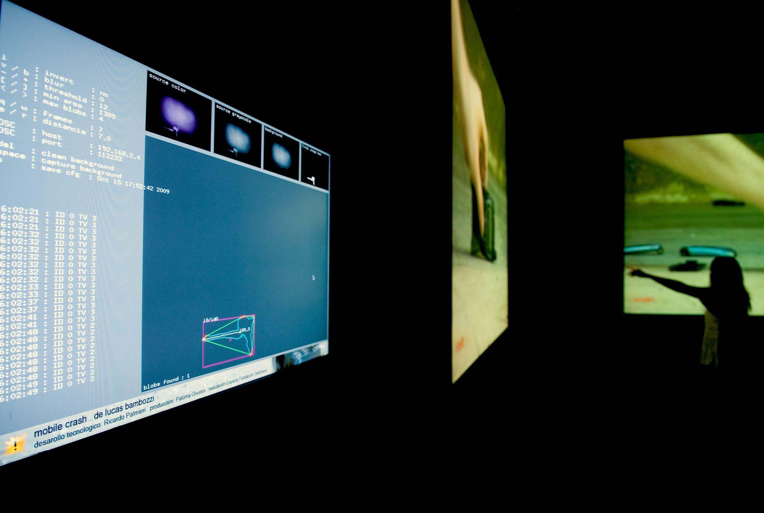 PL1_3078 The tracking screen and the installation on the background